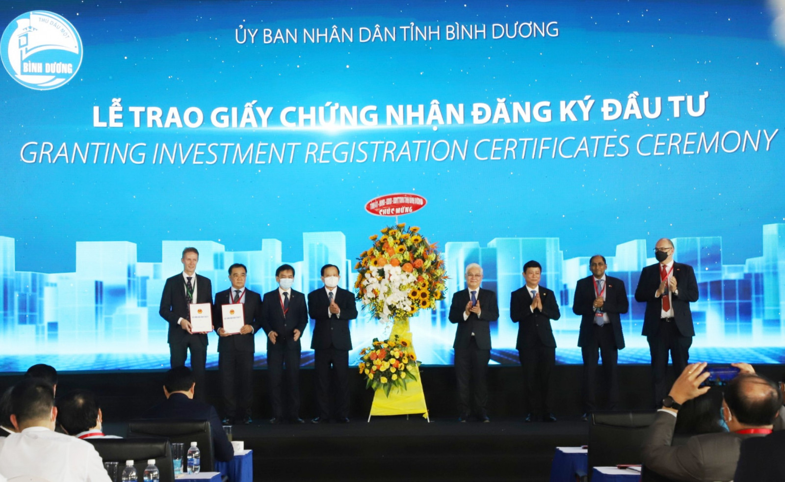 Bình Dương trao giấy chứng nhận đăng ký đầu tư cho các doanh nghiệp