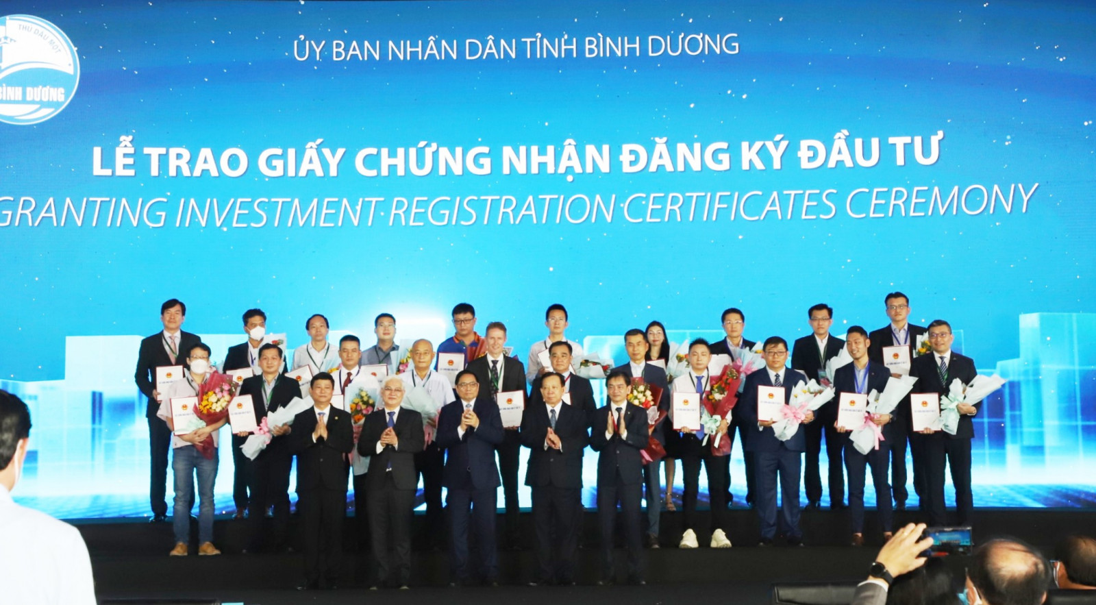 Bình Dương trao giấy chứng nhận đăng ký đầu tư cho các doanh nghiệp